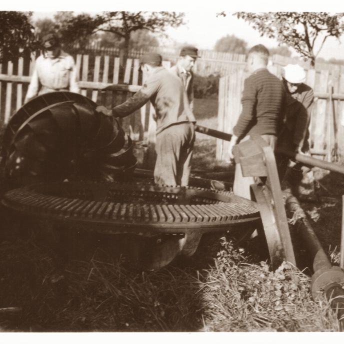 Mitarbeiter arbeiten an einer Mühle