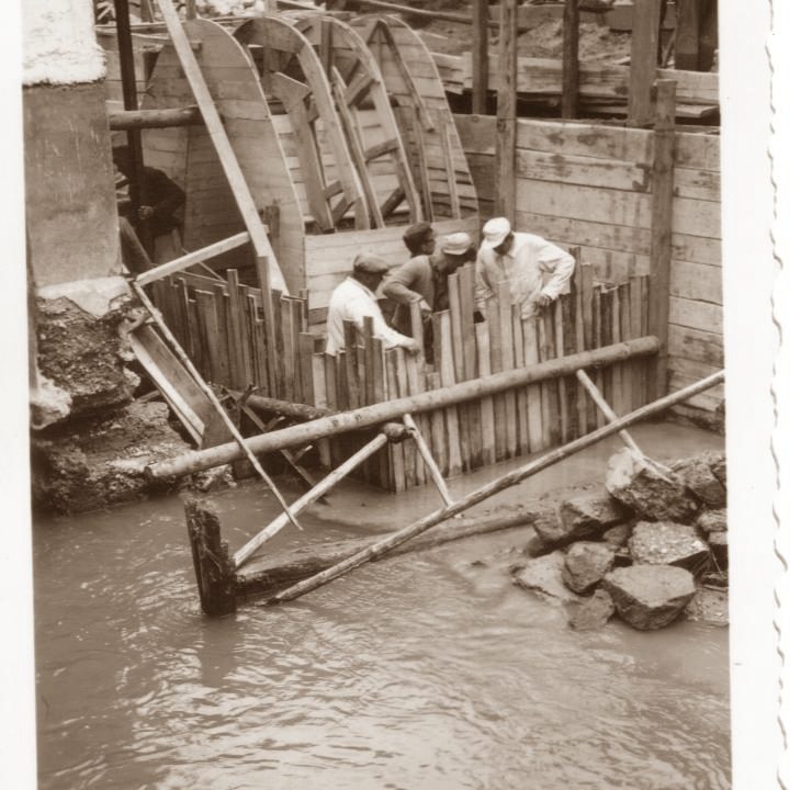 Mitarbeiter arbeiten am damaligen Wasserkraftwerk