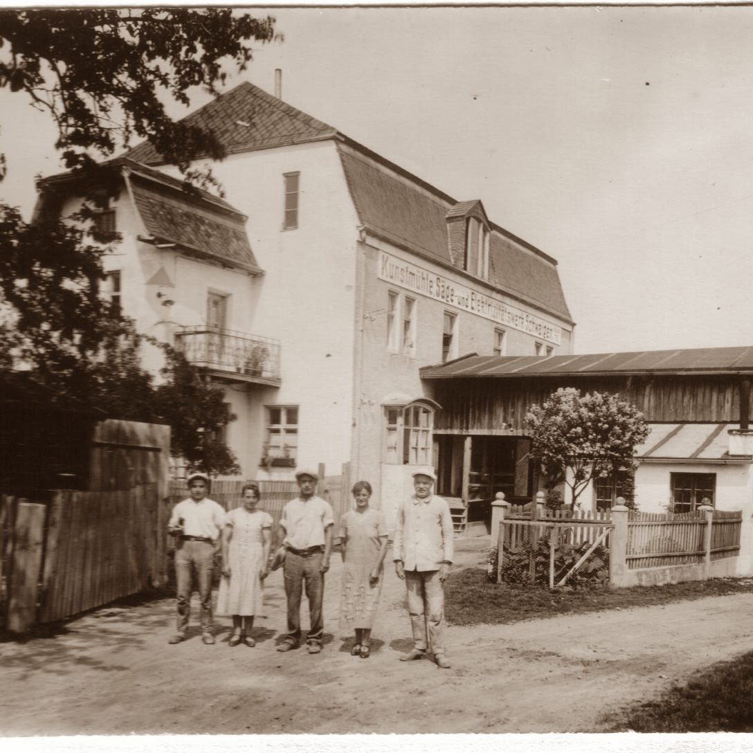 Firma Schmid vor dem ehemaligen Sägewerk