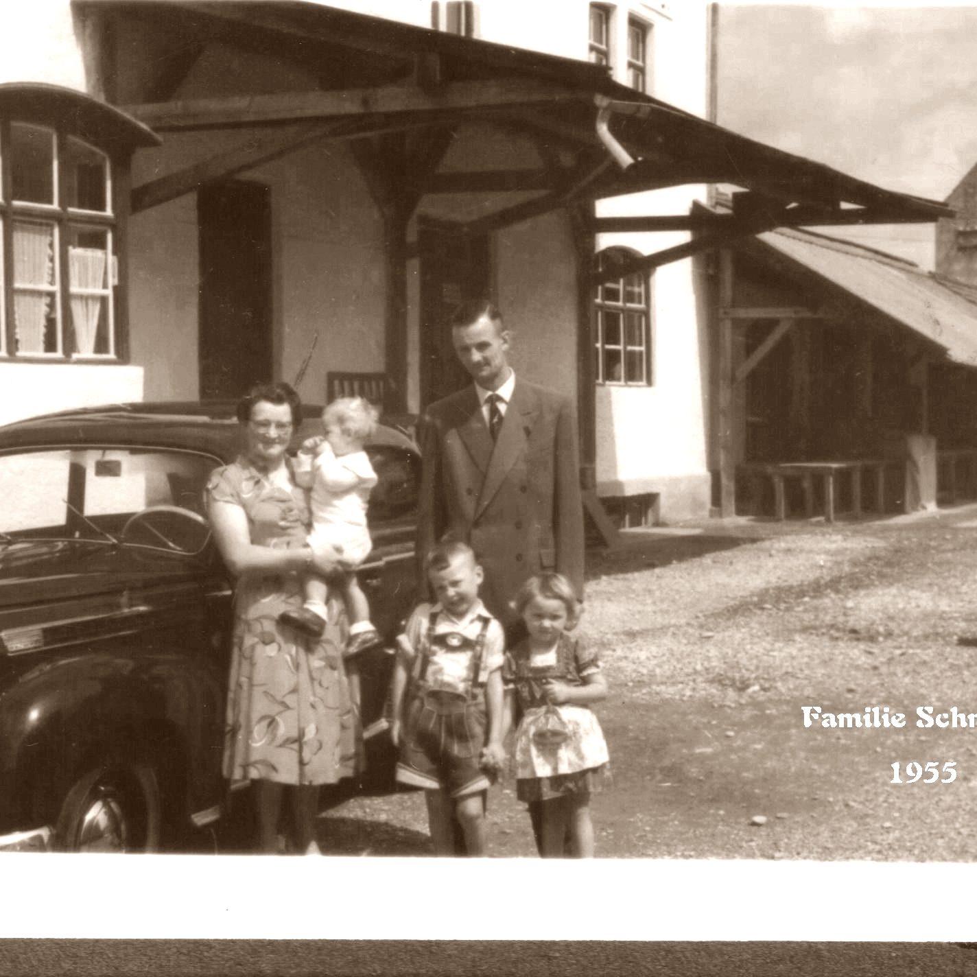 Familie Schmid vor der Mühle
